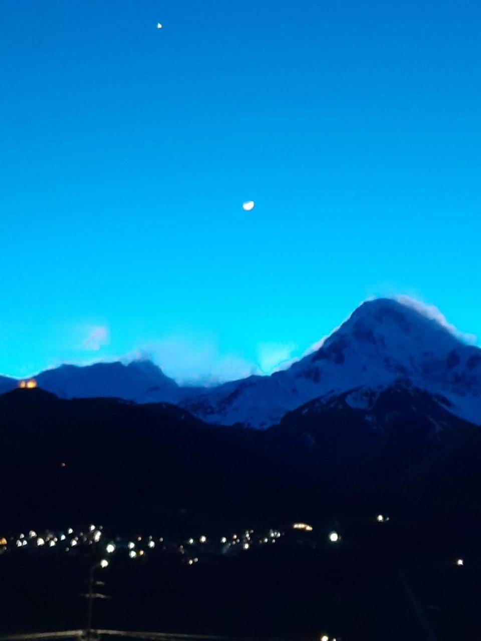 Emotion Kazbegi Apartamento Quarto foto