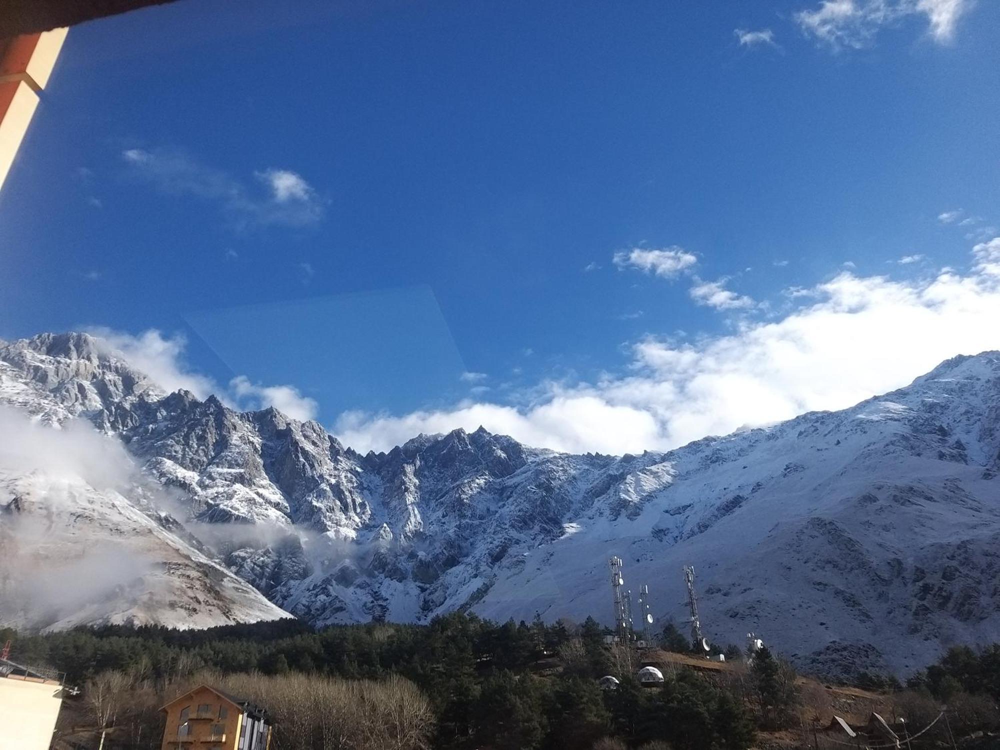 Emotion Kazbegi Apartamento Quarto foto